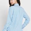 Chemises bleues à volants et rayures Ralph Lauren pour femmes Chemises bleues à volants et rayures Ralph Lauren pour femmes