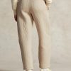 Pantalon beige en jersey matelassé à torsades avec logo Ralph Lauren pour femme Pantalon beige en jersey matelassé à torsades avec logo Ralph Lauren pour femme