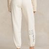 Pantalon de survêtement en molleton crème pour femme Ralph Lauren avec logo et motif vague Pantalon de survêtement en molleton crème pour femme Ralph Lauren avec logo et motif vague