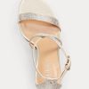 Sandales argentées en satin et cristal pour femmes Ralph Lauren Gabriele Sandales argentées en satin et cristal pour femmes Ralph Lauren Gabriele