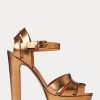 Sandales dorées en cuir de veau métallisé Callahan de Ralph Lauren pour femmes Sandales dorées en cuir de veau métallisé Callahan de Ralph Lauren pour femmes