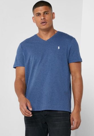 t shirts bleus col en v avec logo sur la poitrine ralph lauren pour homme 1 330x476 - T-shirts bleus &agrave; col en V avec logo sur la poitrine Ralph Lauren pour homme