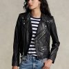 Vestes noires Ralph Lauren pour femmes Fabriquée en peau de mouton pleine fleur souple, cette version luxueuse du motard de Polo incarne une ambiance citadine et un style libre d’esprit. Vestes noires Ralph Lauren pour femmes Fabriquée en peau de mouton pleine fleur souple, cette version luxueuse du motard de Polo incarne une ambiance citadine et un style libre d’esprit.