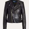 Vestes noires Ralph Lauren pour femmes Fabriquée en peau de mouton pleine fleur souple, cette version luxueuse du motard de Polo incarne une ambiance citadine et un style libre d’esprit. Vestes noires Ralph Lauren pour femmes Fabriquée en peau de mouton pleine fleur souple, cette version luxueuse du motard de Polo incarne une ambiance citadine et un style libre d’esprit.