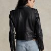 Vestes noires Ralph Lauren pour femmes Fabriquée en peau de mouton pleine fleur souple, cette version luxueuse du motard de Polo incarne une ambiance citadine et un style libre d’esprit. Vestes noires Ralph Lauren pour femmes Fabriquée en peau de mouton pleine fleur souple, cette version luxueuse du motard de Polo incarne une ambiance citadine et un style libre d’esprit.